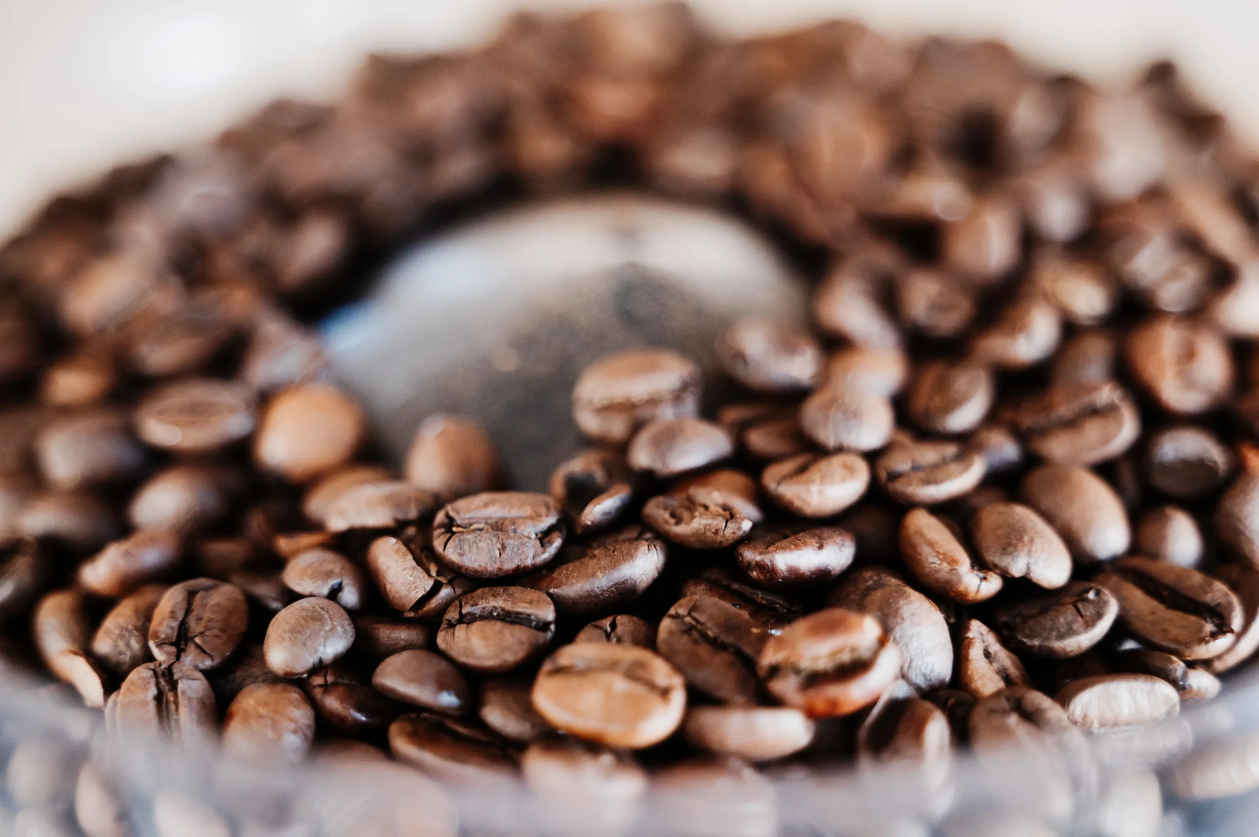 Kaffeebohnen in Kaffeemühlenbehältnis