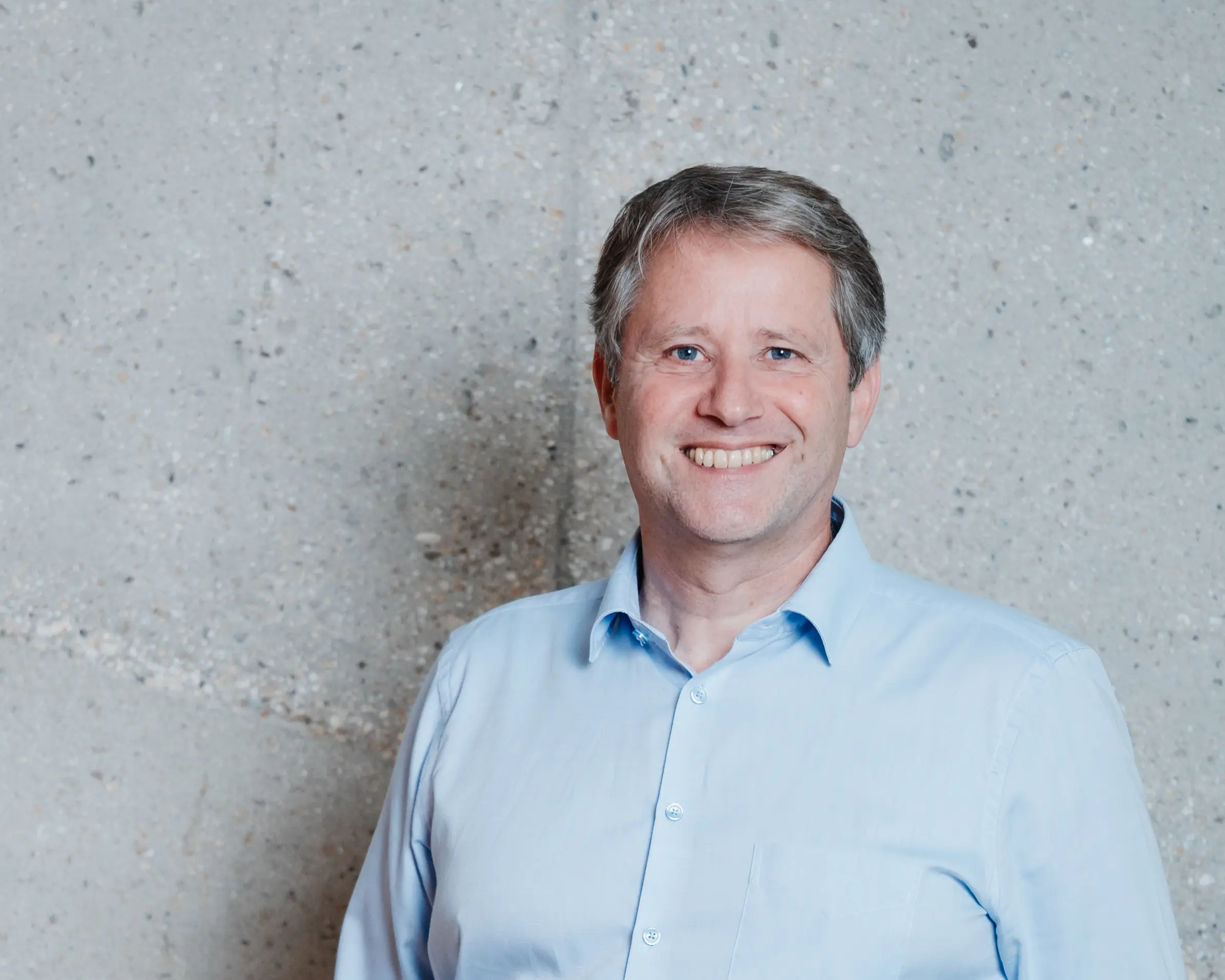 Die Geschäftsführung lächelt in die Kamera