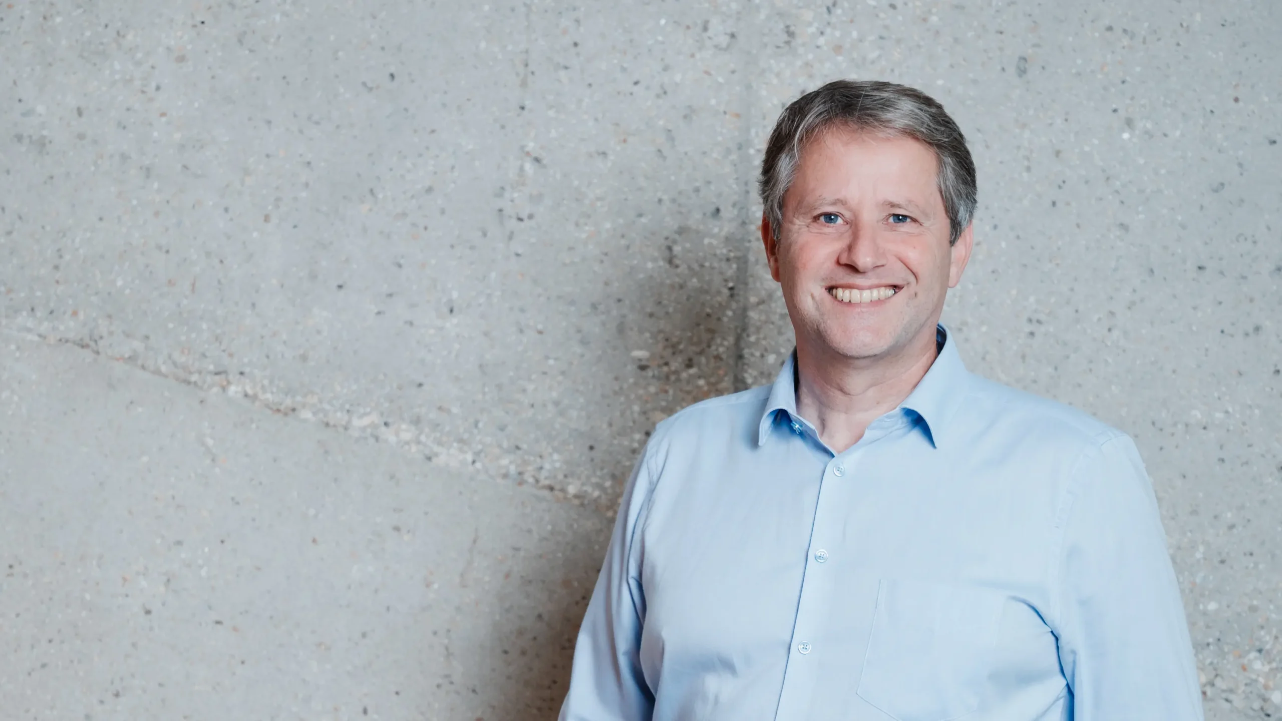 Die Geschäftsführung lächelt in die Kamera